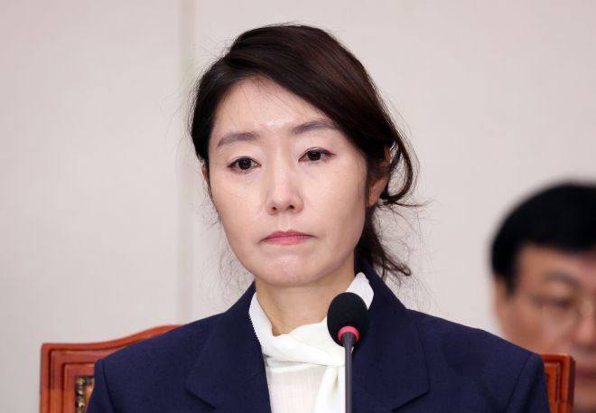 질의 듣는 강선우 후보자 - 강선우 여성가족부 장관 후보자가 14일 서울 여의도 국회에서 열린 여성가족위원회의 인사청문회에서 의원 질의를 듣고 있다. 2025.07.14. 뉴시스