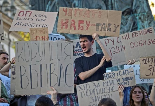 22일(현지시간) 우크라이나 서부 르비우에서 정부의 반부패 기관 독립성 훼손 법안에 반대하는 시위가 열리고 있다. 우크라이나에서 2019년 젤렌스키 정부 출범 및 2022년 러시아의 침공 이후 반정부 시위가 열린 건 이번이 처음이다. 2025.7.22 르비우 로이터 연합뉴스