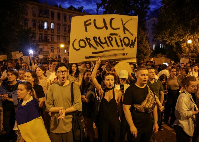 22일(현지시간) 우크라이나 수도 키이우에서 정부의 반부패 기관 독립성 훼손 법안에 반대하는 시위가 열리고 있다. 우크라이나에서 2019년 젤렌스키 정부 출범 및 2022년 러시아의 침공 이후 반정부 시위가 열린 건 이번이 처음이다. 2025.7.22 키이우 로이터 연합뉴스