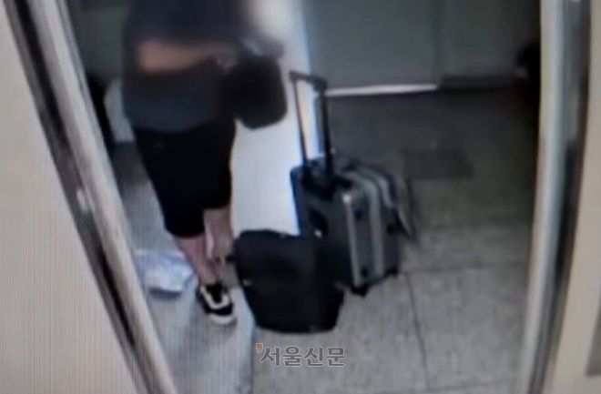 인천에서 가족 간에 사제 총기를 발사해 1명이 숨졌다.  경찰에 따르면 20일 오후 9시 31분께 인천시 연수구 송도동 모 아파트에서 총기 사건이 발생했다는 신고가 접수됐고, 총에 맞은 30대 남성이 119구급대에 의해 병원으로 옮겨졌으나 숨졌다. 피의자와 피해자는 가족 관계인 것으로 전해졌다.  사진은 피의자가 가방을 들고 이동하는 모습. 2025.7.21 YTN 캡쳐