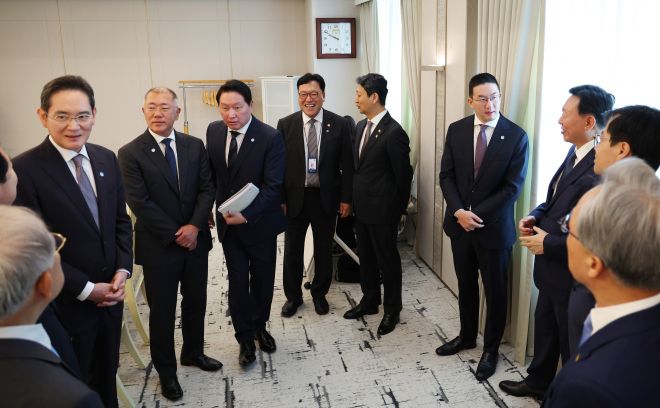 대통령 간담회 참석한 기업 총수들 - 13일 서울 용산 대통령실에서 이재명 대통령 주재로 열린 6경제단체·기업인 간담회에 참석한 경제단체장, 기업총수, 장관들이 대화하고 있다. 왼쪽부터 이재용 삼성전자 회장, 정의선 현대차 그룹 회장, 최태원 SK그룹 회장 겸 대한상공회의소 회장, 김병환 금융위원장, 안덕근 산업통상자원부 장관, 구광모 LG그룹 회장. 2025.6.13 대통령실통신사진기자단