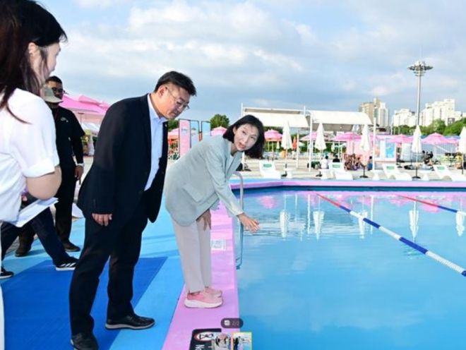 수영장 운영 관계자들과 함께 수질관리 상태 등을 점검하는 최호정 의장