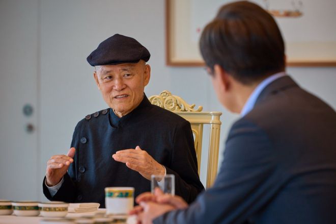 이재명 대통령, 도올 김용옥 전 고려대 교수와 오찬 간담회 - 이재명 대통령이 24일 서울 용산 대통령실 청사에서 도올 김용옥 전 고려대 교수와 오찬 간담회를 하고 있다. 2025.7.24 대통령실 제공
