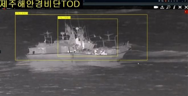 서귀포 송악산 인근해상에서 좌초된 어선. 제주해안경비단 TOD 제공