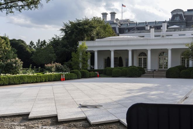 공사 진행 중인 백악관 로즈가든 - 2025년 7월 23일(현지시간) 미국 워싱턴 백악관 로즈가든이 공사 중인 모습. AP 연합뉴스