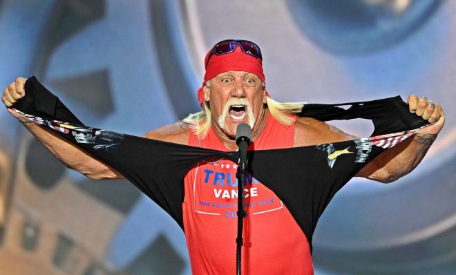 미국의 전설적인 프로레슬러 헐크 호건이 18일(현지시간) 위스콘신주 밀워키에서 열린 2024 공화당 전당대회의 마지막 날, 트럼프-밴스 캠페인 티셔츠를 찢고 있다. 2024.7.18 밀워키 AFP 연합뉴스