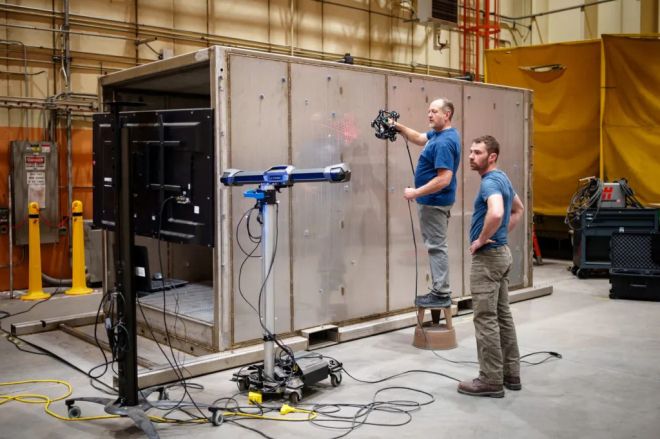 미국 샌디아 국립연구소 연구진이 제작 중인 이동형 핵 보관시설을 3D 스캔 장비로 점검하고 있다. 이 시제품은 전술핵의 유연한 분산 운용을 위한 보관·운용 체계로 개발되고 있다. 출처=샌디아 국립연구소