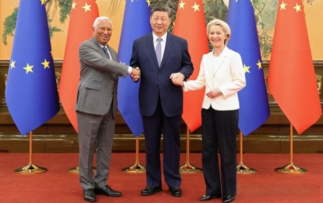 중국과 유럽연합(EU)이 지난 24일 중국 베이징에서 정상회담을 열었다. 시진핑(가운데) 중국 국가주석이 안토니우 코스타(왼쪽) EU 정상회의 상임의장과 우르줄라 폰데어라이엔 EU 집행위원장과 손을 맞잡은 모습. 베이징 로이터 연합뉴스
