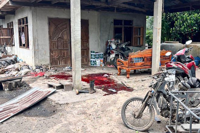 국경 문제로 갈등 중인 태국과 캄보디아는 24일(현지시간) 접경 지역에서 교전을 벌였다. 캄보디아는 러시아산 BM-21 다연장로켓포 등 중화기를 동원해 민간 지역까지 겨냥했고, 태국은 F-16 전투기 6대를 출격시켜 캄보디아군 지상 목표물을 공격하며 맞대응했다. 양국 간 모든 국경 검문소는 폐쇄됐다. 사진은 이날 캄보디아군 로켓 공격으로 파손된 태국 수린주의 주택 앞. 부상자들의 혈흔이 남아 있다. 2025.7.24 AFP 연합뉴스(태국왕립군)