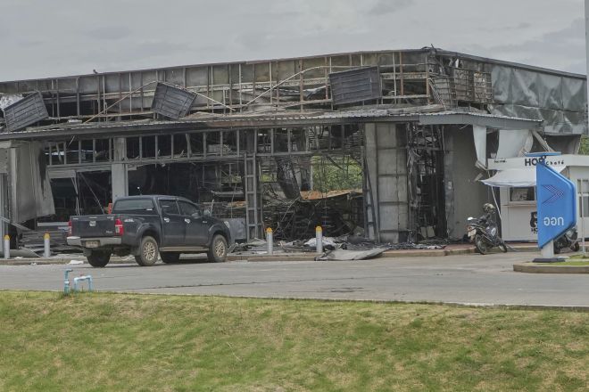 태국 시사껫주(州)에 있는 주유소 내 편의점이 25일(현지시간) 캄보디아의 포탄 공격으로 피해를 입었다. AP 연합뉴스
