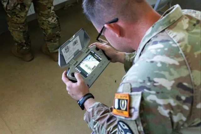 미 육군 병사가 소형 드론을 조종하고 있다. 미군은 정찰과 자폭 공격이 모두 가능한 일인칭시점(FPV) 드론 운용 역량을 강화하고 있으며, 소형 드론 및 안티 드론 전력 구축을 최우선 과제로 추진 중이다. 출처=미 육군