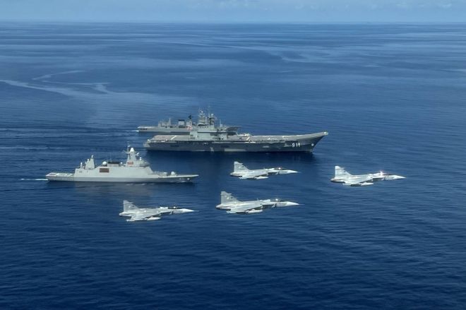 태국 공군이 공개한 해상 작전 훈련 사진 - 스웨덴제 JAS-39 그리펜 전투기 편대가 태국 해군의 경항공모함 차크리 나루에벳함(911번)과 호위함 인타라킷 인근을 비행하고 있다. 태국 공군은 “국민과 군이 하나가 돼 조국과 주권을 지켜낸다”는 메시지를 전하며 이 사진을 공식 페이스북에 공개했다. 출처=태국 공군