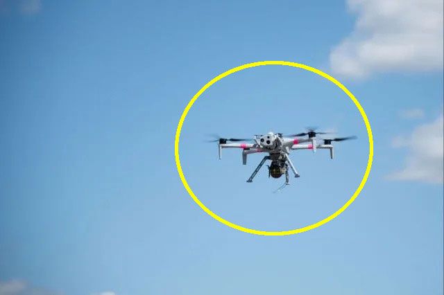 하늘을 나는 드론 - 미 육군이 실탄 수류탄 투하 실험에 사용한 스카이디오 X10D 소형 드론이 비행 중인 모습. 자동 투하 장치를 탑재한 이 드론은 독일 그라펜뵈어 훈련장에서 목표물 상공으로 접근했다. 출처=미 육군