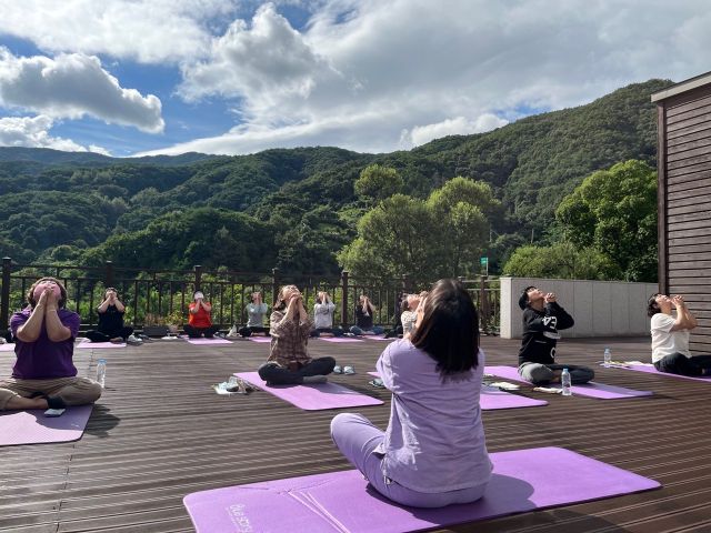 국립산림치유원 방문객들이 항노화 프로그램에 참여하고 있다.  국립산림치유원 제공