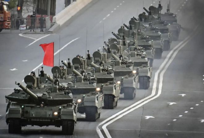 2025년 5월 3일 승전 기념일 퍼레이드 리허설 중 러시아 모스크바 중심부를 지나가는 러시아 T-90M 전차들. 게티이미지/멀티비츠