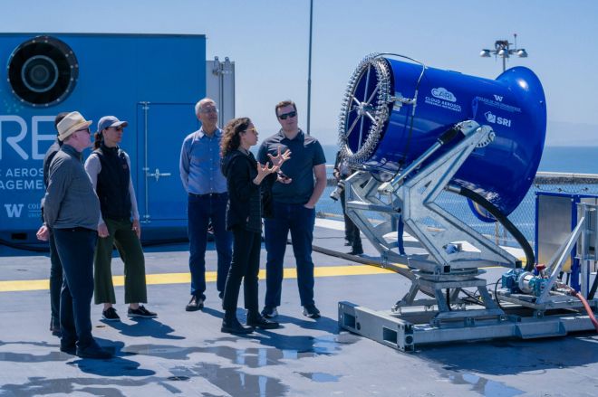 워싱턴대 해양 구름 밝히기 프로그램 소속 제시카 메드라도 엔지니어가 캘리포니아주 알라메다에 정박 중인 USS 호넷 항공모함 갑판에서 분사 장비 앞에 모인 방문자들에게 실험 내용을 설명하고 있다. 출처=실버라이닝