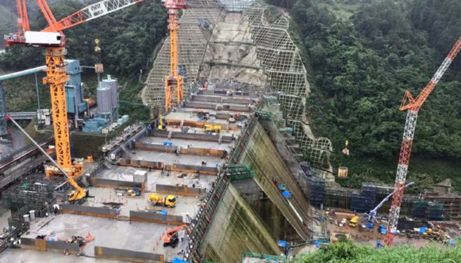 오바야시 건설이 일본 미에현의 댐 건설 현장에 로봇을 활용하여 콘크리트를 타설하고 있다. 니케이아시아