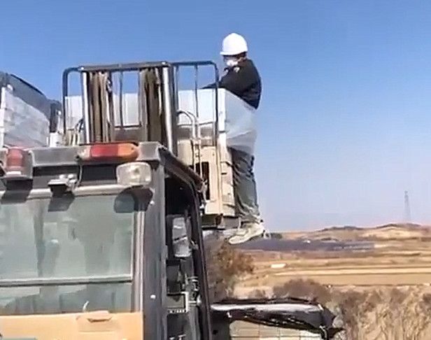 스리랑카 출신 이주노동자 A씨가 벽돌 더미에 결박된 채 지게차에 매달려 있는 모습이 담겼다. 해당 장면은 나주의 한 벽돌공장에서 촬영된 것으로 추정된다. 전남이주노동자인권네트워크 제공 영상 캡처.