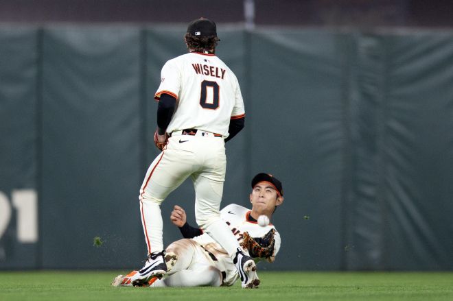 샌프란시스코 자이언츠 이정후가 29일(한국시간) 미국 캘리포니아주 샌프란시스코 오라클파크에서 열린 2025 미국프로야구 메이저리그(MLB) 피츠버그 파이리츠와의 홈 경기에서 수비하고 있다. 로이터 연합뉴스