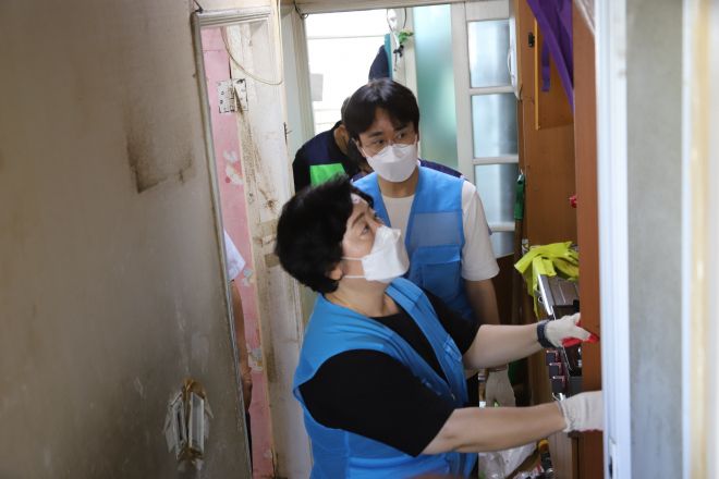 저장강박 의심세대를 청소 중인 오금란 의원