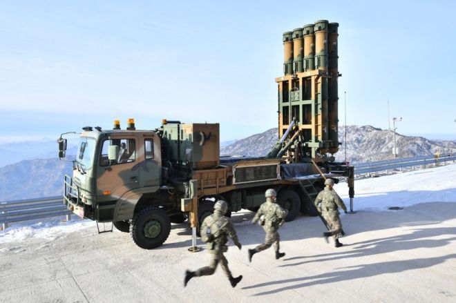 공군미사일방어사령부 제2미사일방어여단 8979부대 장병들이 지난 4월 23일 중거리 지대공미사일 ‘천궁-II’ 전개 훈련을 실시하고 있다. 사진=공군
