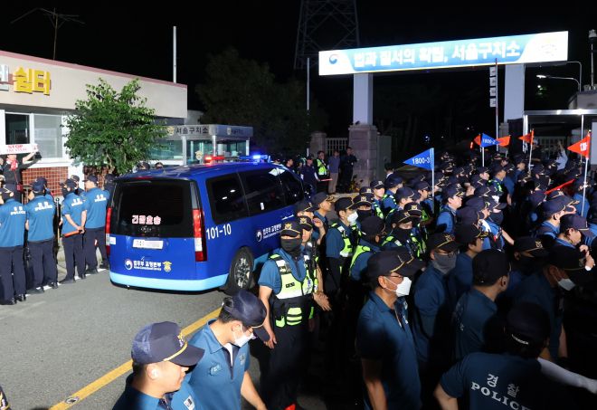 구속 전 피의자 심문(영장실질심사)을 마친 윤석열 전 대통령이 탑승한 차량이 9일 경기 의왕시 서울구치소로 들어가고 있다.  2025.7.9 연합뉴스