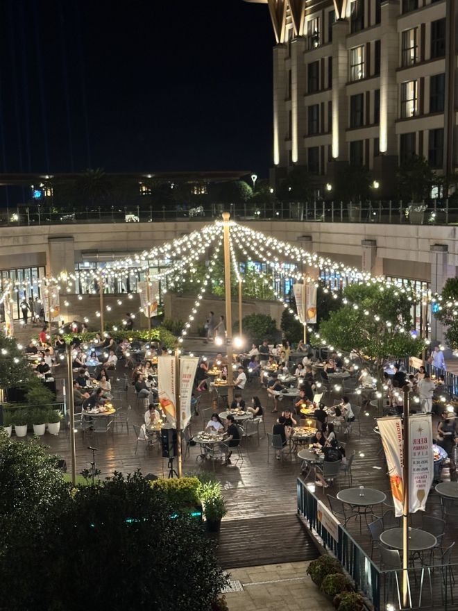 제주신화월드가 8월말까지 펼치고 있는 제뮤 버스킹 행사의 모습. 제주도 제공