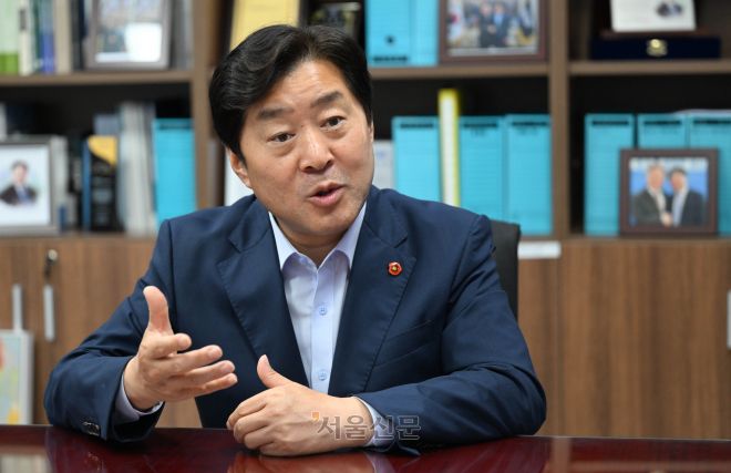 황명선 더불어민주당 의원이 30일 국회 의원회관에서 서울신문과 인터뷰를 하고 있다. 홍윤기 기자