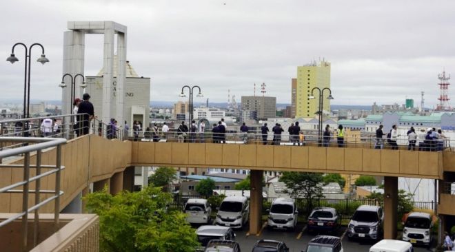 30일 일본 홋카이도에 대피 경보가 발령된 후 대피 장소로 이동 중인 사람들의 모습. 로이터 연합뉴스