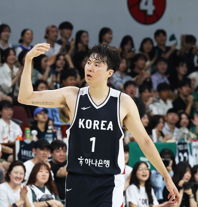 한국 농구 국가대표 이현중이 13일 안양 정관장아레나에서 열린 2025 평가전 일본과의 홈 경기에서 관중들의 함성을 유도하고 있다. 연합뉴스