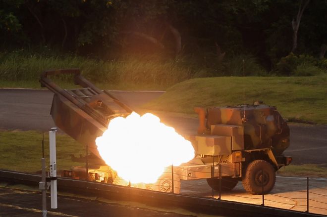 대만군이  5월 12일 남부 핑둥의 주펑 기지에서 미국산 고속기동포병로켓시스템(HIMARS·하이마스)으로 첫 실사격 훈련을 진행하고 있다. 로이터 연합뉴스