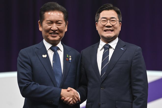 더불어민주당 당대표 후보인 정청래(왼쪽)·박찬대 후보가 29일 오후 서울 마포구 MBC에서 열린 TV토론회에 참석해 기념 촬영을 하고 있다. 2025.7.29 공동취재