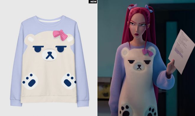 넷플릭스 애니메이션 ‘케이팝 데몬 헌터스’(케데헌) 속 걸그룹 헌트릭스 멤버 미라가 입은 북극곰 잠옷(오른쪽)과 최근 공식 굿즈(상품)로 출시된 스웨트셔츠. 넷플릭스 공식 상품 판매 웹사이트·‘케데헌’ 캡처