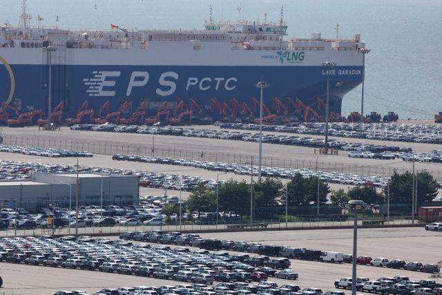 24일 경기도 평택항 부근에 수출용 차들이 세워져 있다. 미국이 일본산 자동차 관세를 27.5%에서 15%로 낮추기로 합의하면서 업계에서도 향후 협상 결과에 대한 기대가 고개를 들고 있다. 연합뉴스