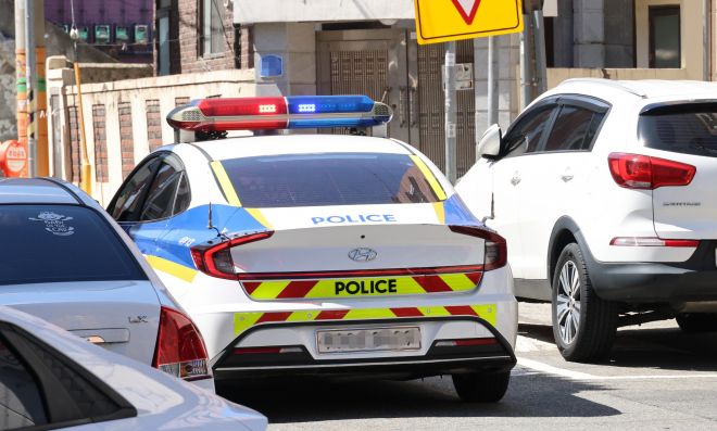 흉기 살인 발생한 대전 서구 괴정동 주택가 - 29일 낮 12시 8분쯤 대전 서구 괴정동 주택가에서 한 남성이 30대 여성을 흉기로 찌르고 도주했다. 경찰은 피해 여성의 전 연인으로 추정되는 20대 남성 용의자를 쫓고 있다. 사진은 현장 근처를 돌아다니는 경찰 순찰차. 2025.7.29 연합뉴스