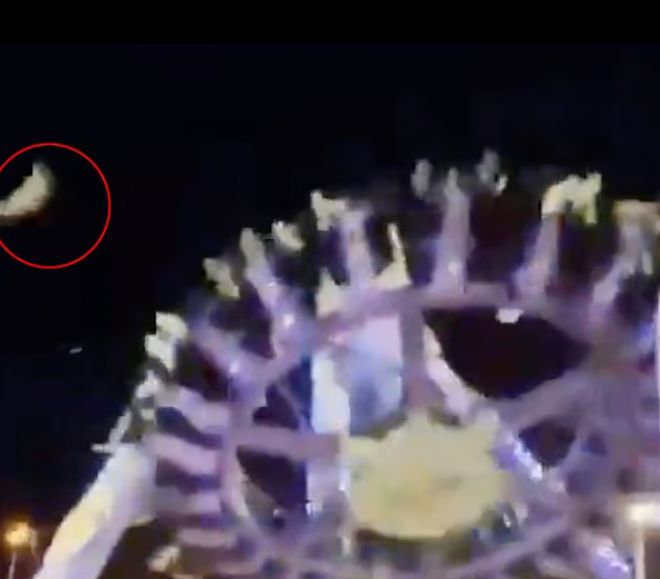 사우디 현지시간으로 지난달 30일 제다 인근의 타이프에 있는 한 놀이공원에서 놀이기구가 옆 기둥과 충돌해 부러지는 사고가 발생했다. 왼쪽 동그라미는 놀이기구 밖으로 튕겨 나간 탑승객