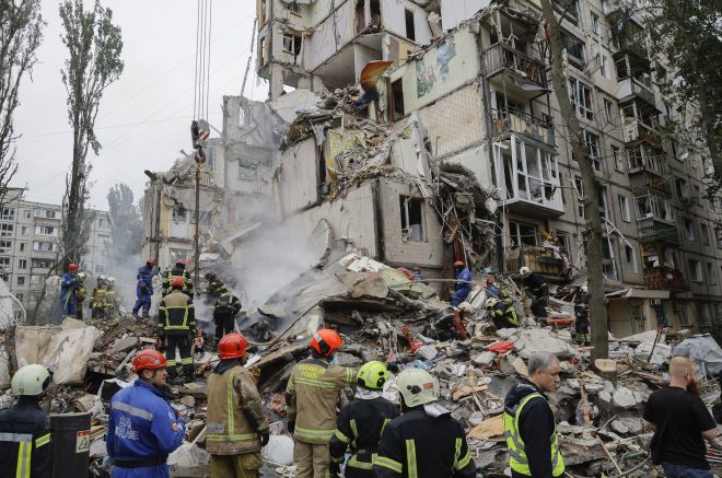 지난 31일 우크라이나 키이우의 한 건물이 러시아의 공습으로 파괴돼 소방대원들이 구조작업을 진행 중이다. EPA 연합뉴스