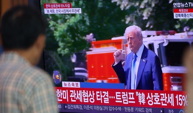 한국과 미국의 관세협상이 타결된 31일 서울역 대합실에서 한 시민이 관련 뉴스를 시청하고 있다. 2025.7.31. 연합뉴스