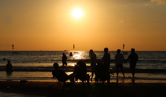 폭염에 저녁에도 ‘풍덩’ - 폭염이 기승을 부린 지난달 22일 저녁 제주시 이호테우해수욕장에서 피서객들이 물놀이하며 더위를 식히고 있다. 이호테우해수욕장은 오는 15일까지 야간 개장한다. 연합뉴스