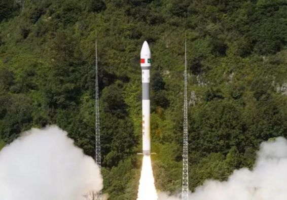 중국이 지난달 30일 하이난 상업 위성 발사장에서 발사한 창정 8호 로켓. CGTN 캡처