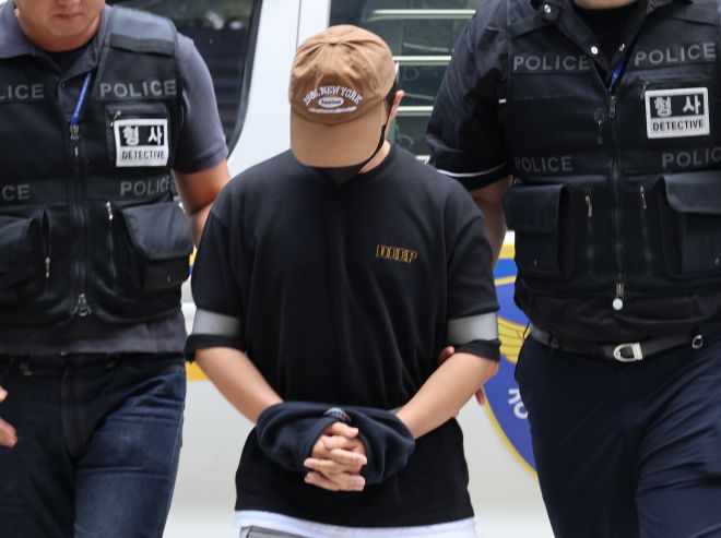 남편 중요부위 절단한 아내 범행에 가담한 사위 구속심사 - 남편의 신체 중요 부위를 절단한 50대 여성의 범행에 가담한 30대 사위가 2일 구속 전 피의자 심문(영장실질심사)이 열리는 인천지법에 들어서고 있다. 2025.8.2 연합뉴스