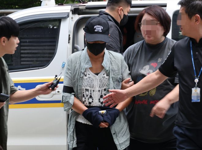 남편 중요부위 절단한 아내 구속심사 출석 - 남편의 신체 중요 부위를 절단해 살해하려 한 혐의를 받는 50대 여성이 2일 구속 전 피의자 심문(영장실질심사)이 열리는 인천지법에 들어서고 있다. 2025.8.2 연합뉴스