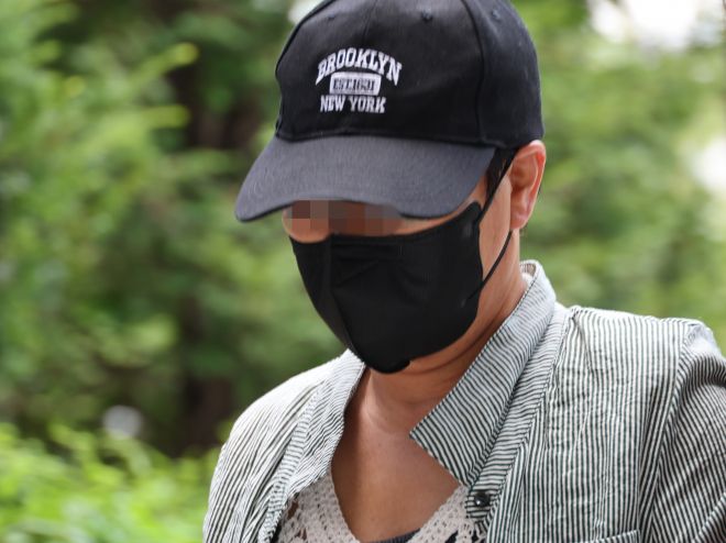 남편 중요부위 절단한 아내 구속심사 출석 - 남편의 신체 중요 부위를 절단해 살해하려 한 혐의를 받는 50대 여성이 2일 구속 전 피의자 심문(영장실질심사)이 열리는 인천지법에 들어서고 있다. 2025.8.2 연합뉴스