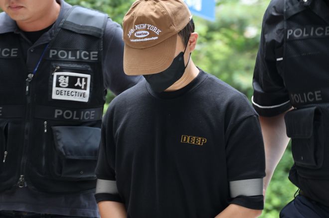 남편 중요부위 절단한 아내 범행에 가담한 사위 구속심사 - 남편의 신체 중요 부위를 절단한 50대 여성의 범행에 가담한 30대 사위가 2일 구속 전 피의자 심문(영장실질심사)이 열리는 인천지법에 들어서고 있다. 2025.8.2 연합뉴스