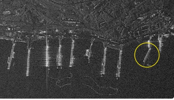 강진 이후 위성에 포착된 캄차카반도의 리바치 기지.  부두 일부가 쓰나미 영향으로 휜 것이 보인다. 엄브라 스페이스 제공