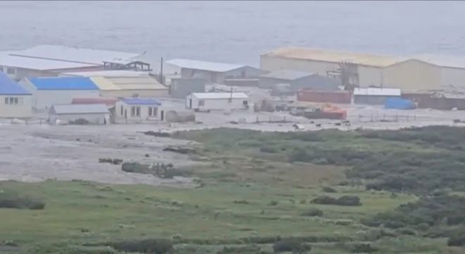 러시아 캄차카반도 최남단에 있는 섬 세베로-쿠릴스크 해안 마을이 쓰나미로 인해 물에 잠겼다. 로이터 연합뉴스