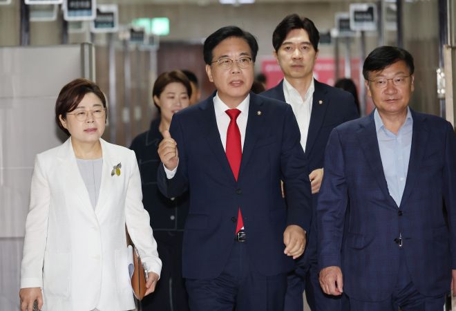 회의 참석하는 송언석 비상대책위원장 - 국민의힘 송언석 비상대책위원장 겸 원내대표가 31일 국회에서 열린 비상대책위원회의에 참석하고 있다. 연합뉴스