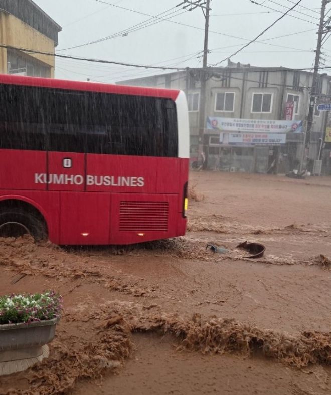 3일 전남 무안군에 시간당 140㎜의 폭우가 내려 읍내가 침수되고 있다. 2025.8.3 무안군 제공