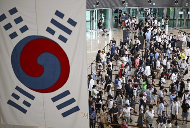 주말인 3일 서울 용산구 국립중앙박물관 상설전시관에 관람객들이 몰려 있다. 국립중앙박물관에 따르면 지난 7월 1일부터 30일까지 국립중앙박물관을 찾은 관람객 수는 총 69만4천552명으로 지난해 같은 기간 대비 두 배가 넘는 수치다. 2025.8.3 이지훈 기자