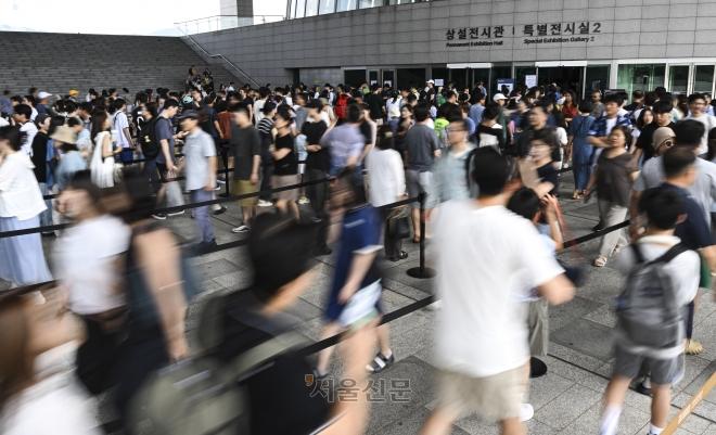 주말인 3일 서울 용산구 국립중앙박물관을 찾은 수많은 관람객들이 입장하기 위해 줄 서 있다. 국립중앙박물관에 따르면 지난 7월 1일부터 30일까지 국립중앙박물관을 찾은 관람객 수는 총 69만4천552명으로 지난해 같은 기간 대비 두 배가 넘는 수치다. 2025.8.3 이지훈 기자